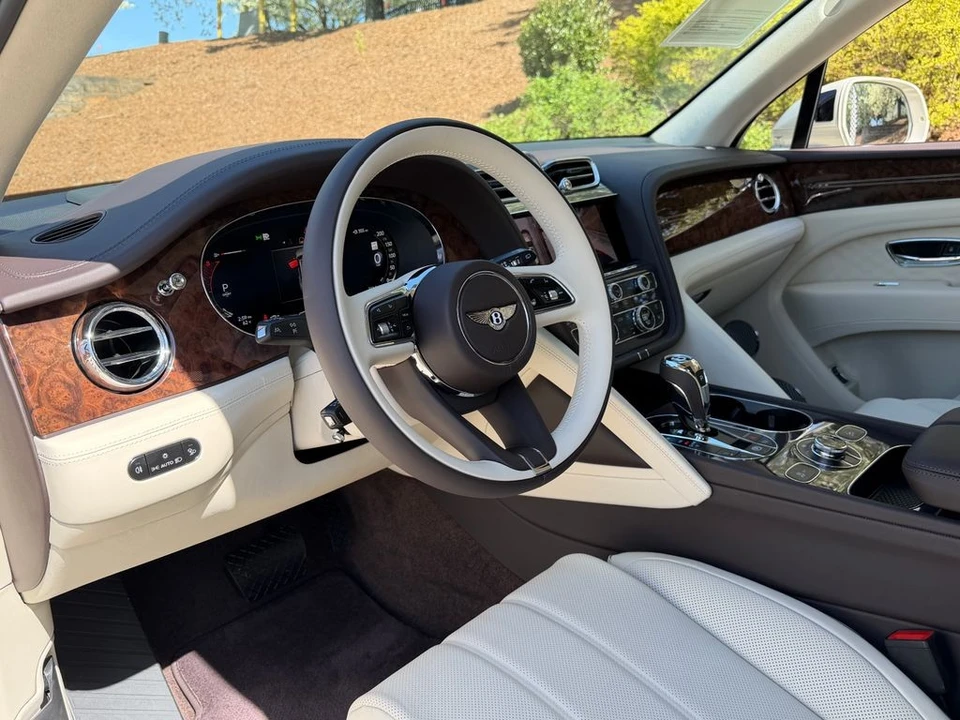 2025 Bentley Bentayga - Image 20 of 21
