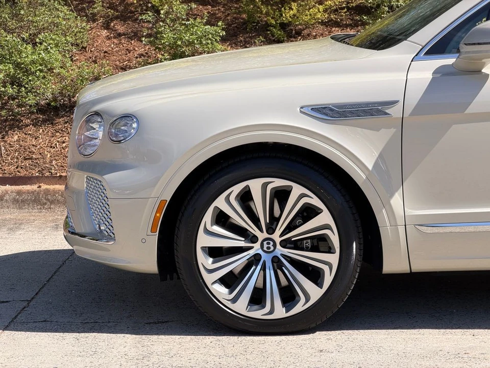 2025 Bentley Bentayga - Image 15 of 21
