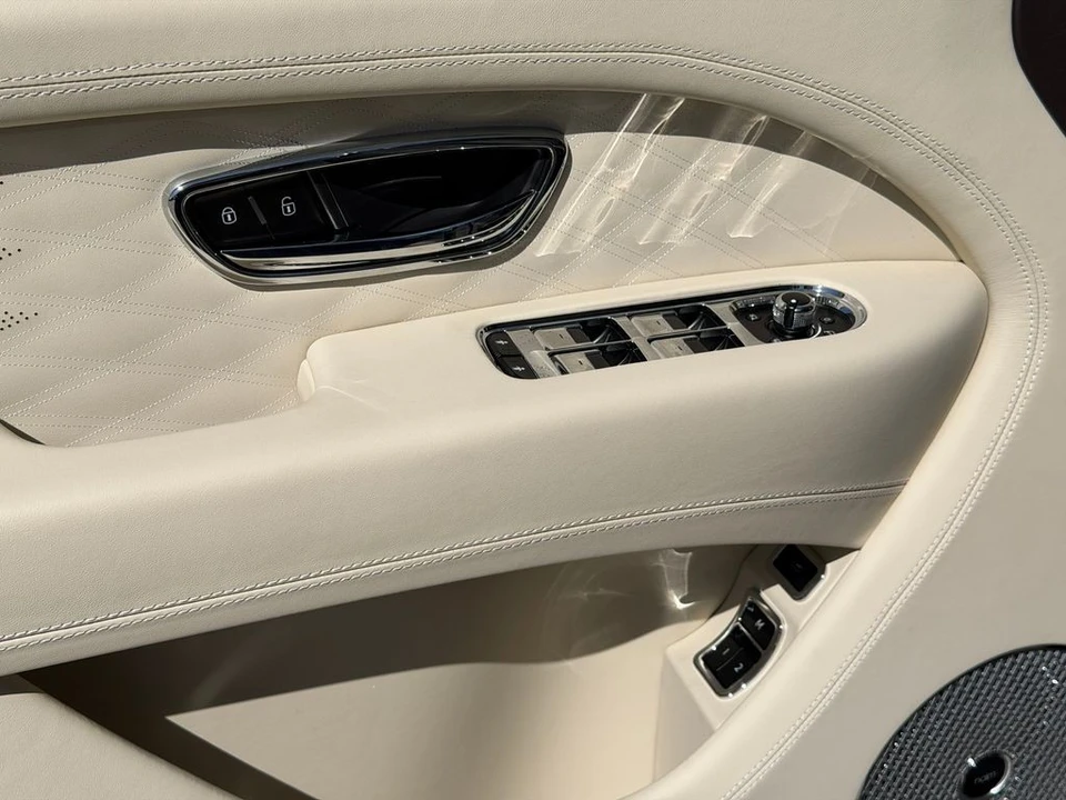 2025 Bentley Bentayga - Image 18 of 21