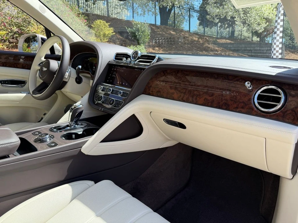 2025 Bentley Bentayga - Image 3 of 21