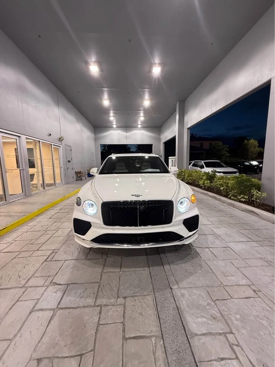 2025 Bentley Bentayga - Image 8 of 20