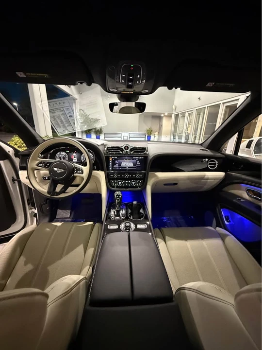 2025 Bentley Bentayga - Image 18 of 20