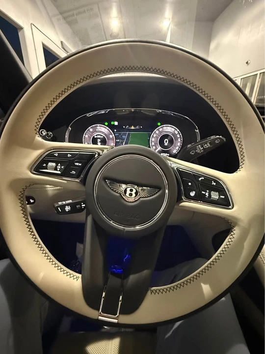 2025 Bentley Bentayga - Image 14 of 20