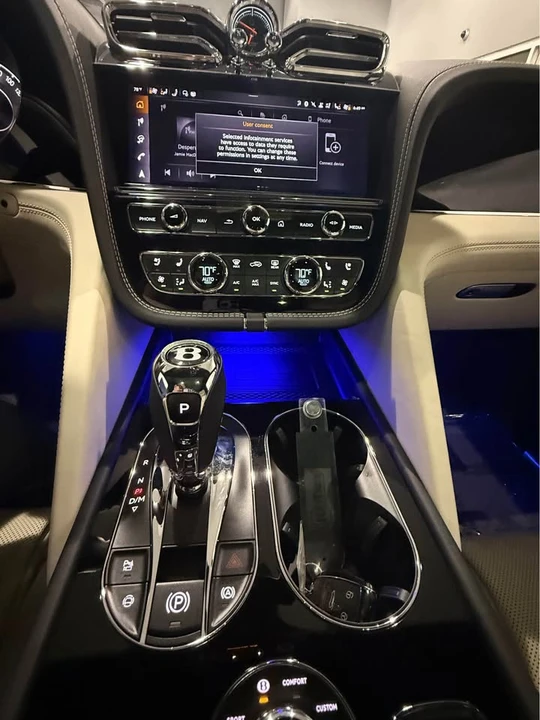 2025 Bentley Bentayga - Image 15 of 20