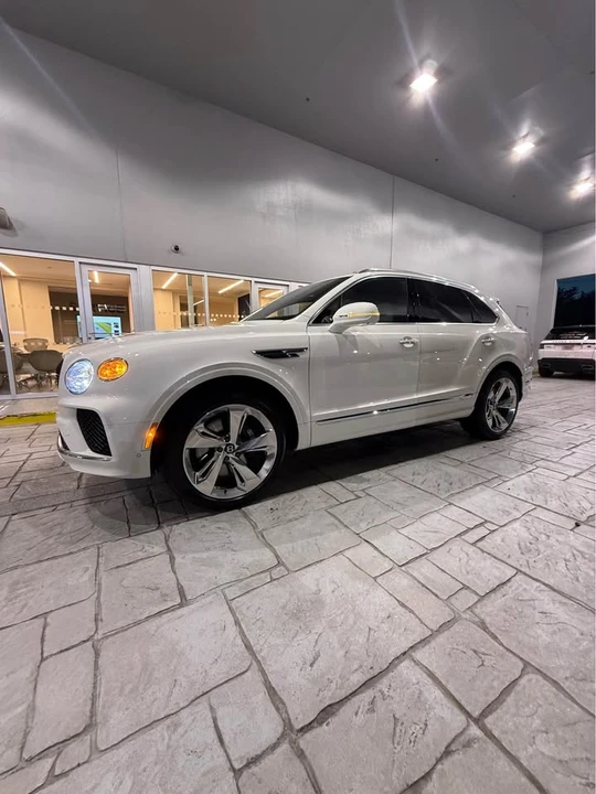 2025 Bentley Bentayga - Image 9 of 20