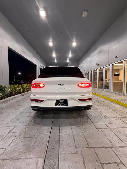 2025 Bentley Bentayga - Image 3 of 20