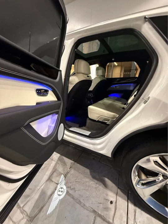 2025 Bentley Bentayga - Image 17 of 20