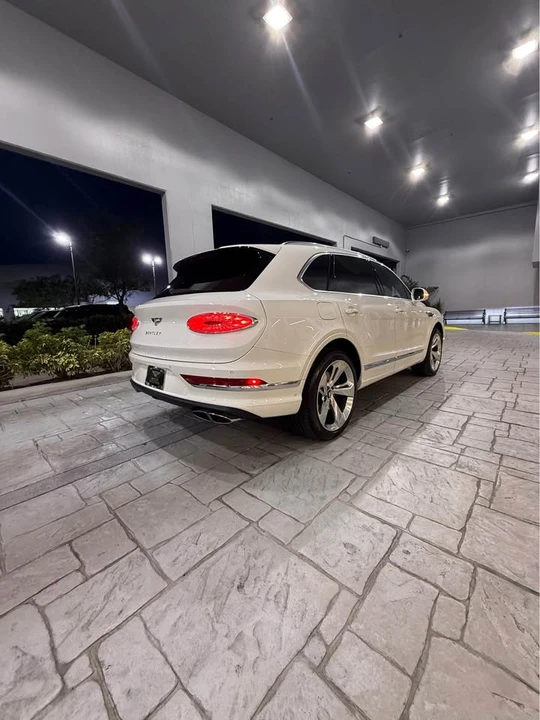 2025 Bentley Bentayga - Image 6 of 20