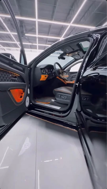 2025 Bentley Bentayga - Image 9 of 14