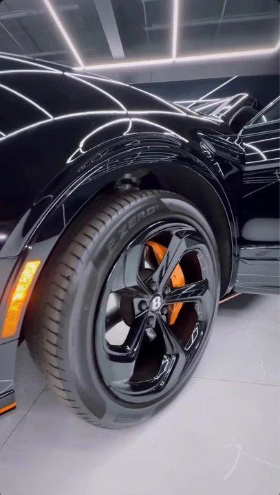 2025 Bentley Bentayga - Image 7 of 14