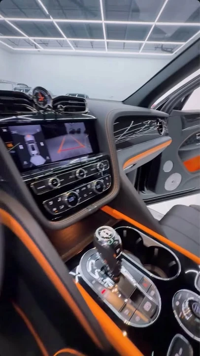 2025 Bentley Bentayga - Image 10 of 14