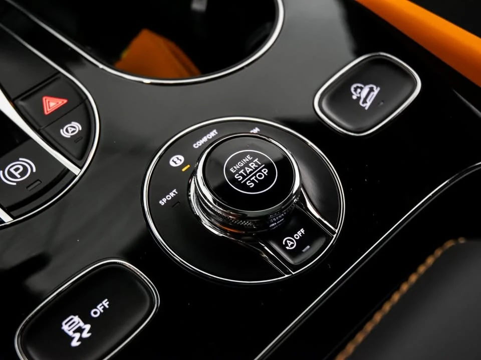 2025 Bentley Bentayga - Image 14 of 19
