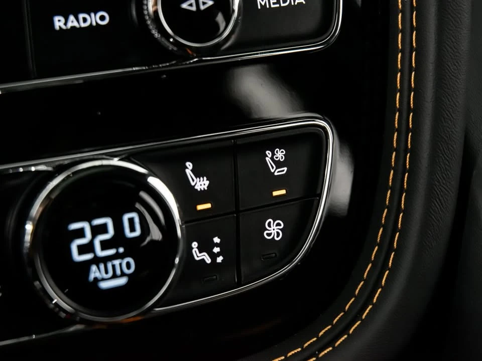 2025 Bentley Bentayga - Image 15 of 19