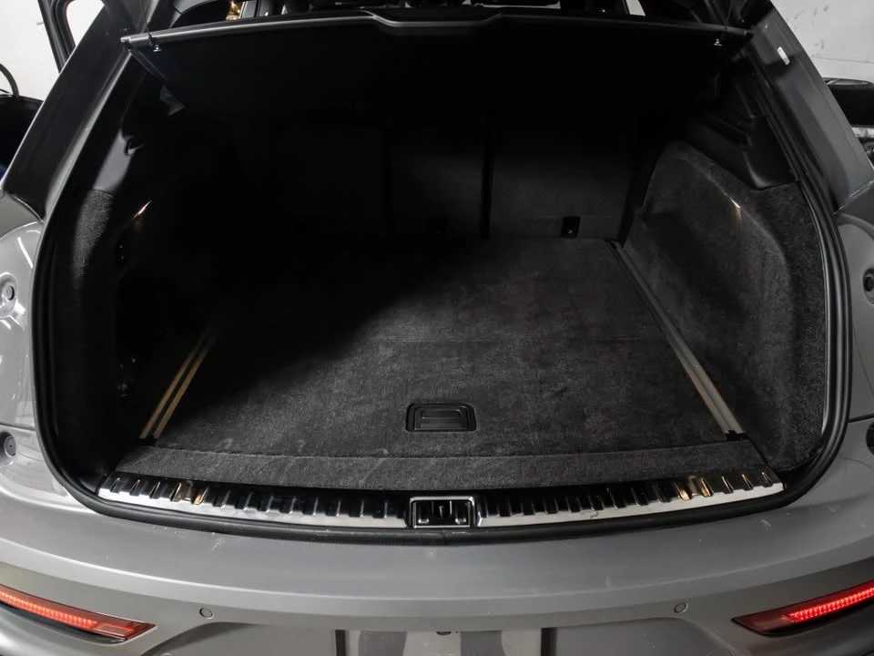 2025 Bentley Bentayga - Image 17 of 19