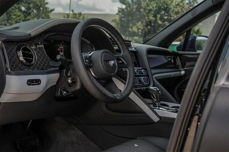 2025 Bentley Bentayga - Image 8 of 12