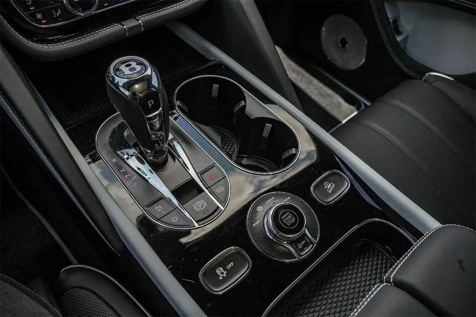 2025 Bentley Bentayga - Image 10 of 12