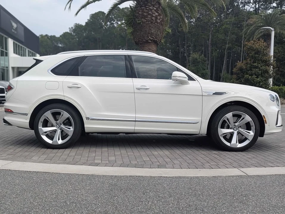 2025 Bentley Bentayga - Image 3 of 11