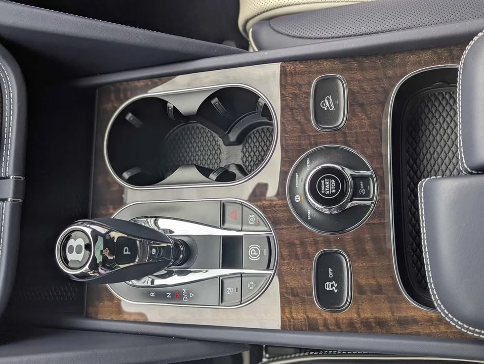 2025 Bentley Bentayga - Image 8 of 11
