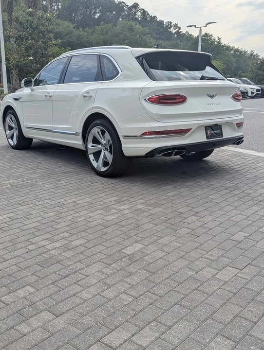 2025 Bentley Bentayga - Image 5 of 11