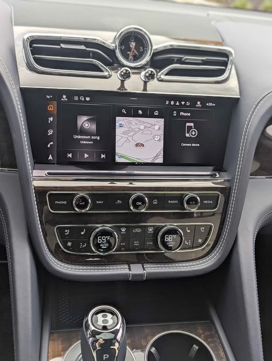 2025 Bentley Bentayga - Image 9 of 11