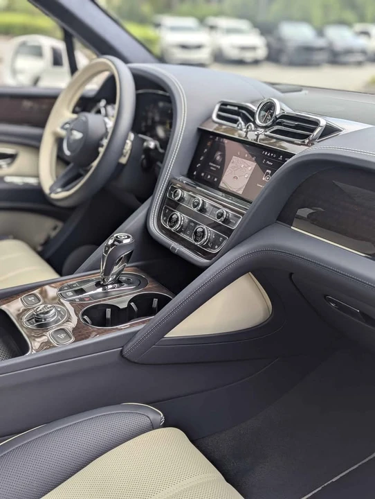 2025 Bentley Bentayga - Image 10 of 11
