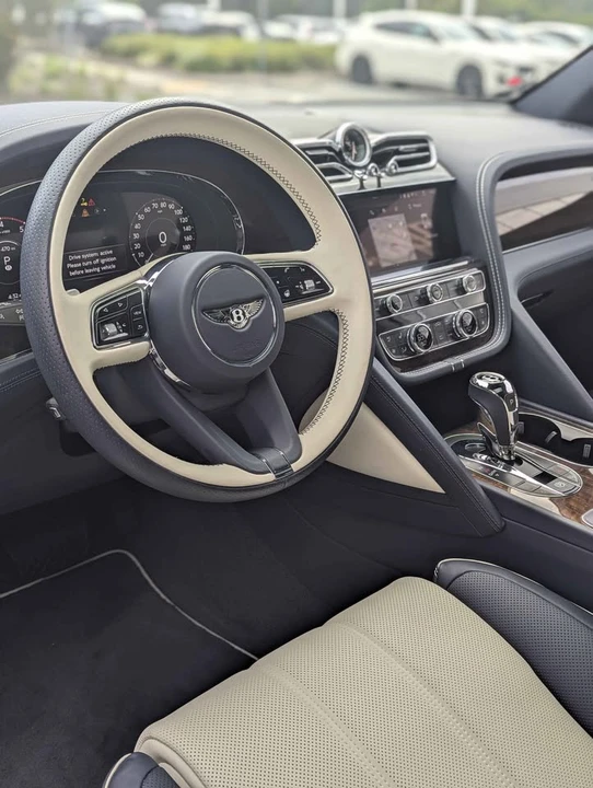 2025 Bentley Bentayga - Image 6 of 11