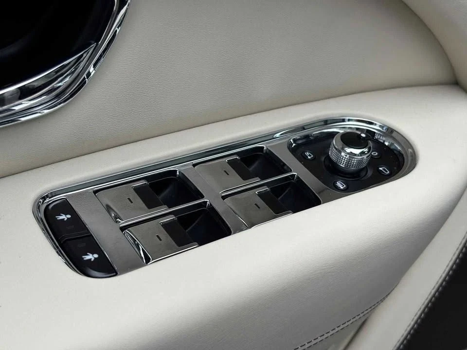 2025 Bentley Bentayga - Image 8 of 11