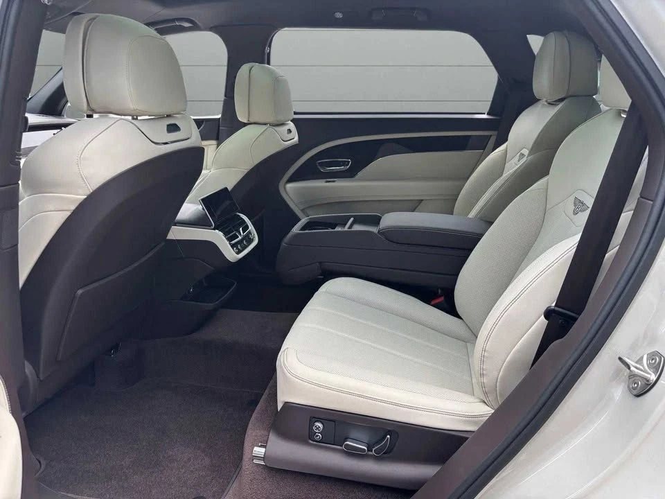 2025 Bentley Bentayga - Image 10 of 11