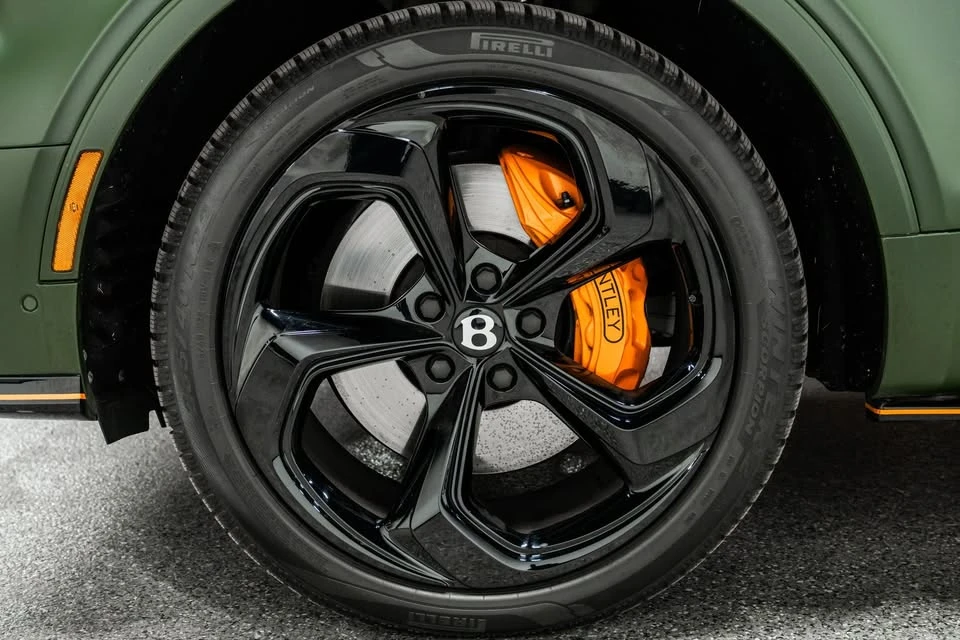2025 Bentley Bentayga - Image 9 of 20