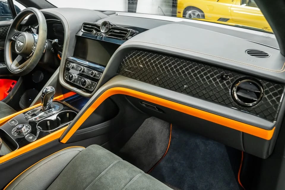 2025 Bentley Bentayga - Image 13 of 20