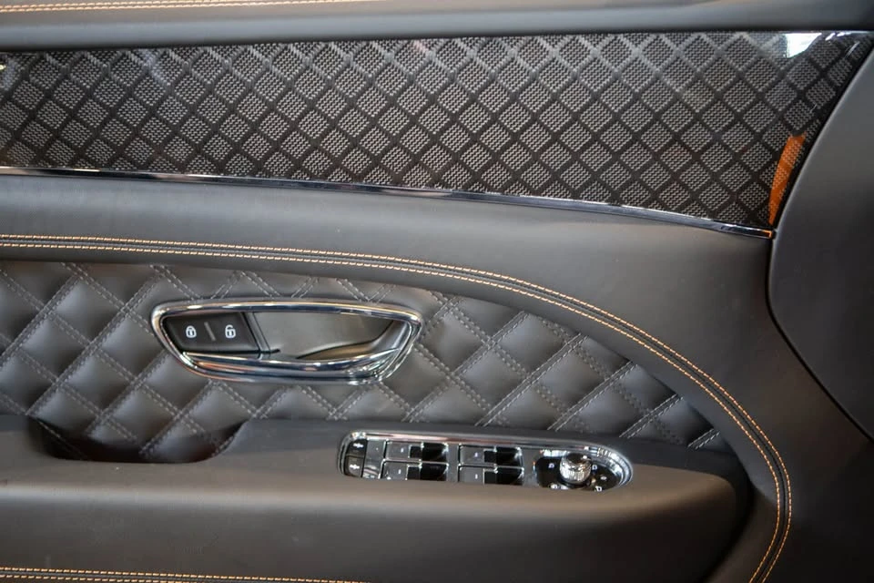 2025 Bentley Bentayga - Image 15 of 20