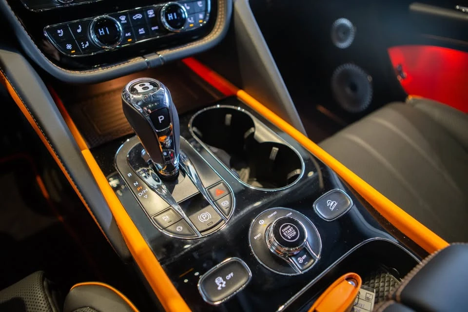 2025 Bentley Bentayga - Image 13 of 20