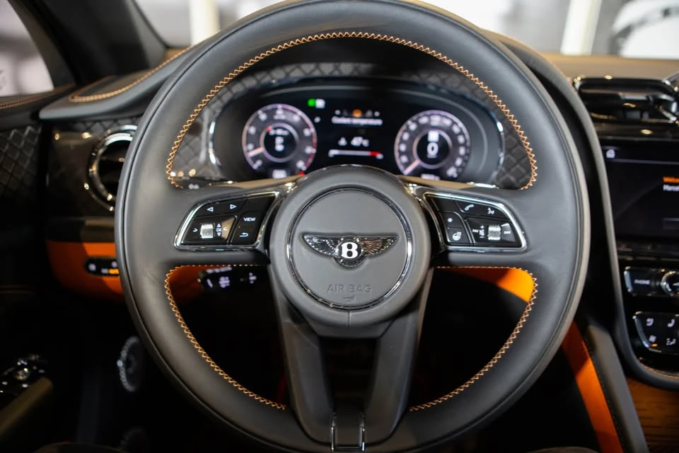 2025 Bentley Bentayga - Image 8 of 20