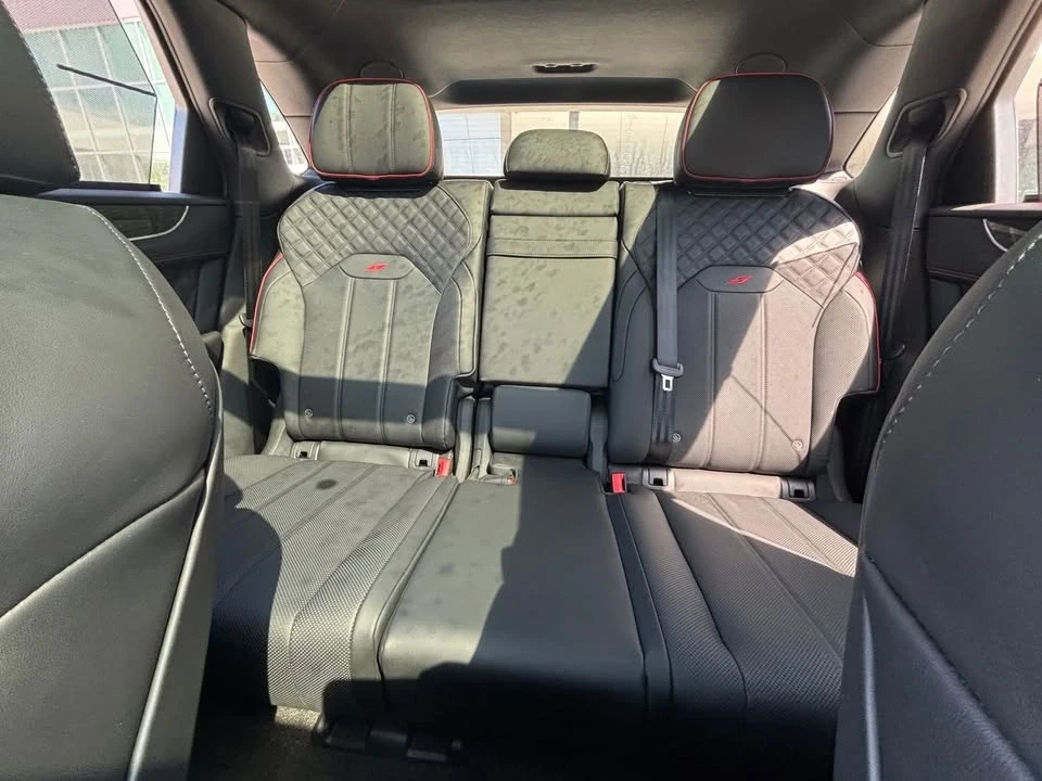 2025 Bentley Bentayga - Image 15 of 20