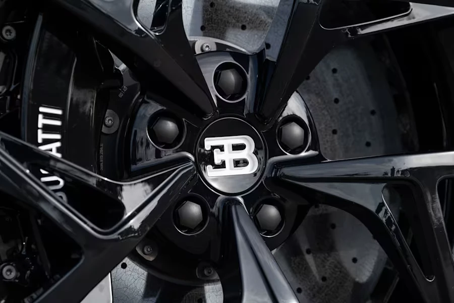 2025 Bugatti Chiron - Image 17 of 31