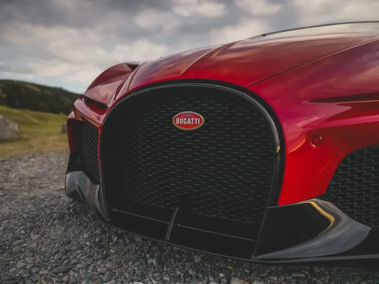2025 Bugatti Chiron - Image 15 of 31