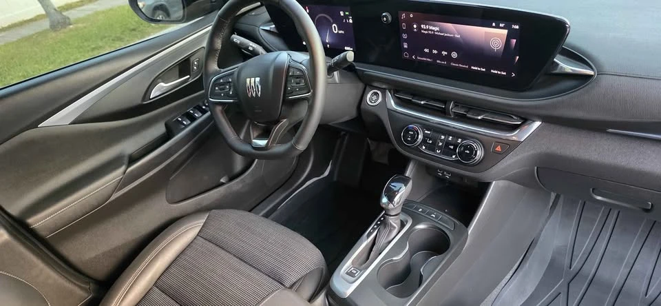 2025 Buick Envision - Image 9 of 17