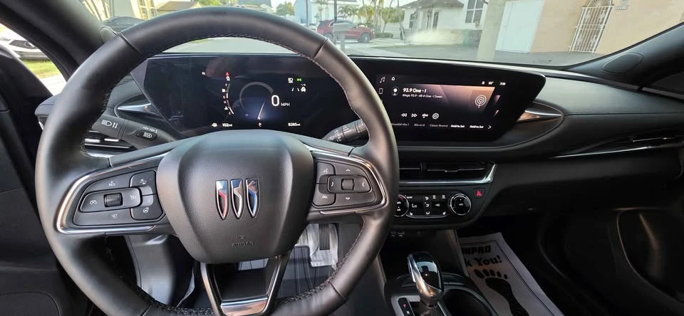 2025 Buick Envision - Image 14 of 17