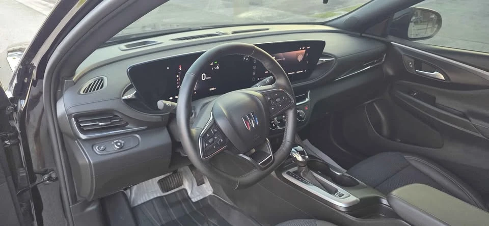 2025 Buick Envision - Image 10 of 17