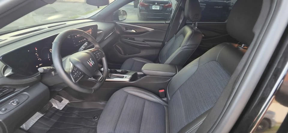 2025 Buick Envision - Image 15 of 17