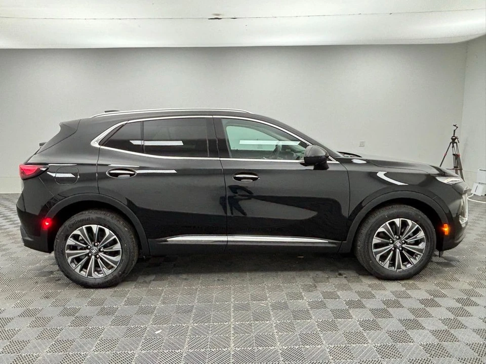 2025 Buick Envision - Image 10 of 12
