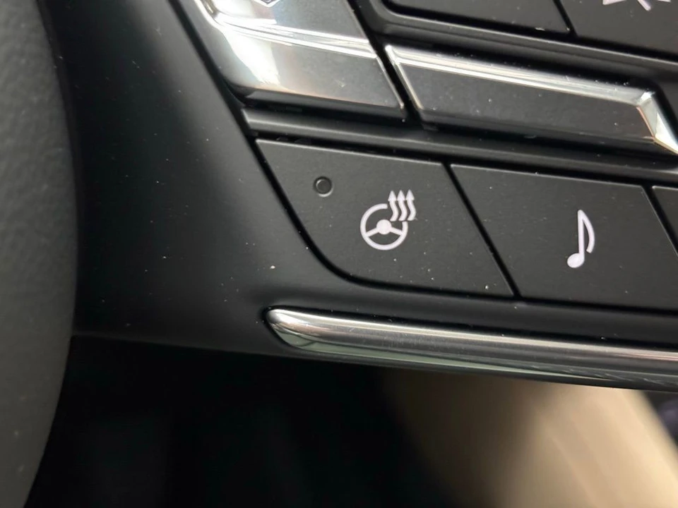 2025 Buick Envision - Image 10 of 12