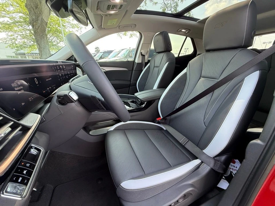 2025 Buick Envision - Image 18 of 21