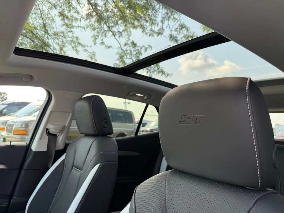 2025 Buick Envision - Image 8 of 12
