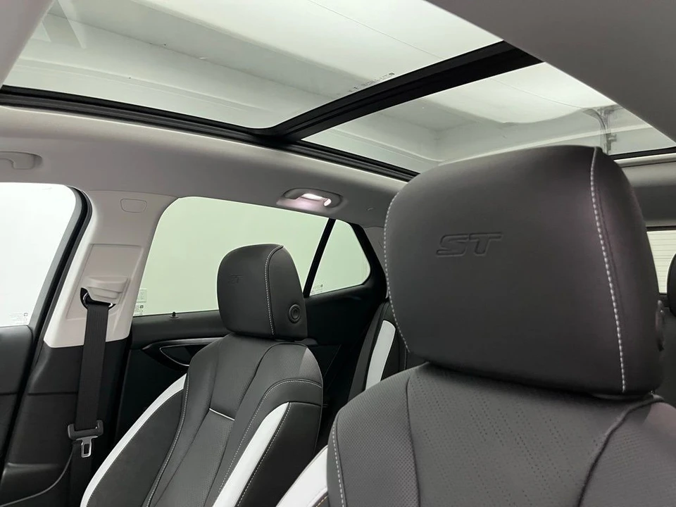 2025 Buick Envision - Image 8 of 12