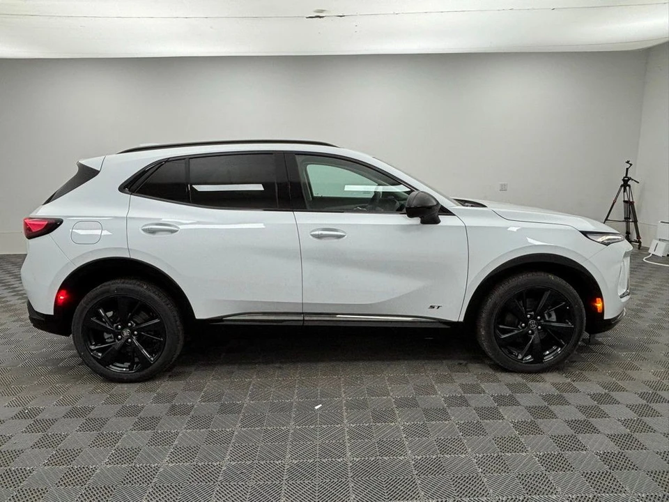2025 Buick Envision - Image 10 of 12