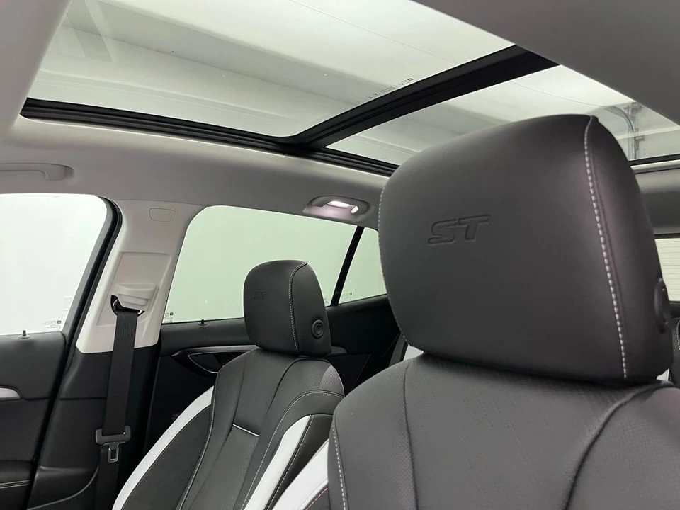 2025 Buick Envision - Image 8 of 12