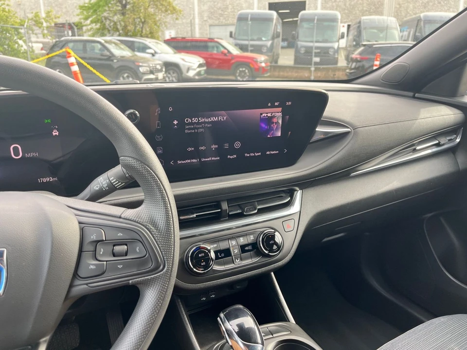 2025 Buick Envision - Image 19 of 31