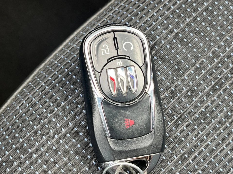 2025 Buick Envision - Image 25 of 31