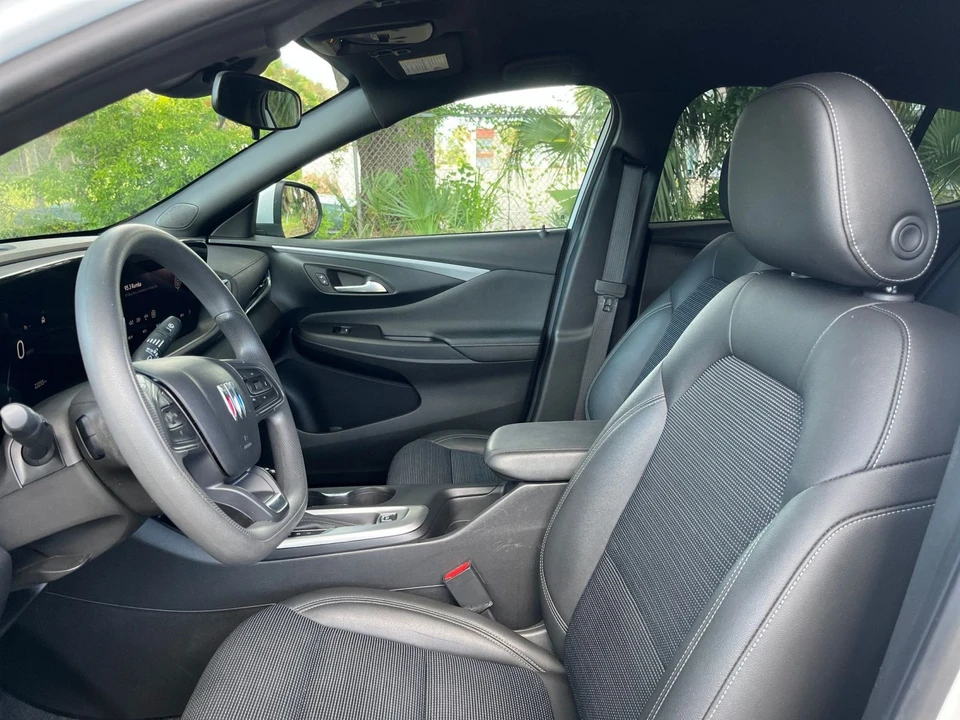 2025 Buick Envision - Image 26 of 31